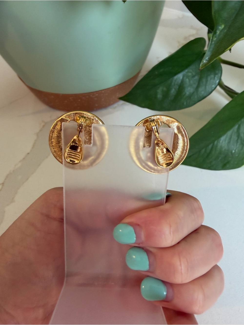 Vintage MONET gold tone, red enamel clip on earrings - Picture 5 of 6